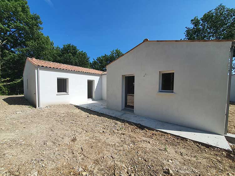 Maison clé en main, installation d'un récupérateur d'eau pluviale. 