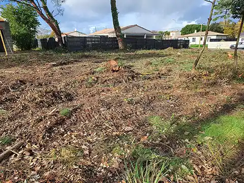 TERRAIN LES MATHES | Belle exposition	Environnement calme et privilégié